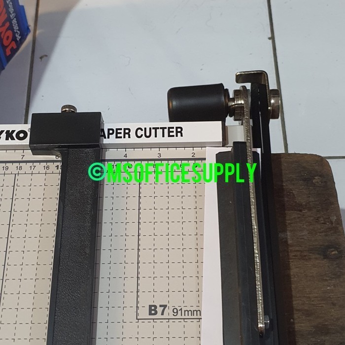 

Pemotong Kertas Paper Cutter F4 Folio Joyko Letter 25X38 Cm Pc 2638
