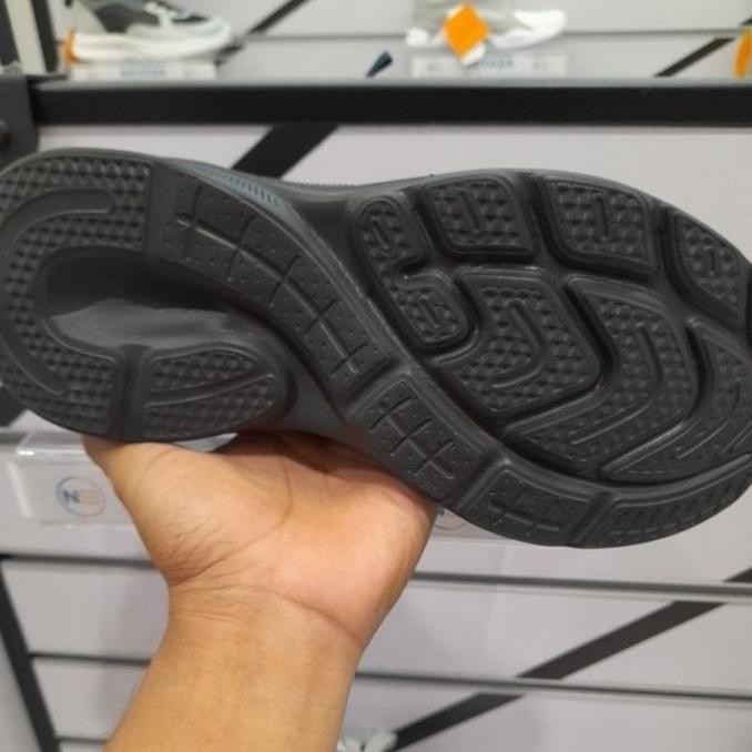 Sepatu Sneaker Pria Slip On Hitam Casual Formal Laki Laki Nevada