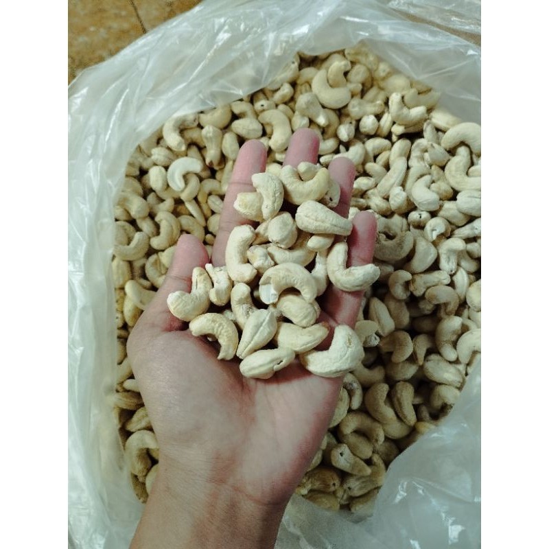 

PROMO !!! HOME MADE KACANG METE / KACANG MEDE / CASHEW NUT ASLI WONOGIRI LOKAL MENTAH 1/2 KG / SETENGAH KG