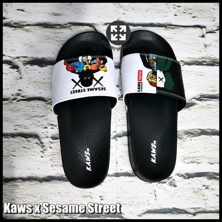 SENDAL KAWS X SESAME STREET SLIDE SPORT HITAM SANDAL JELLY SLOP PRIA