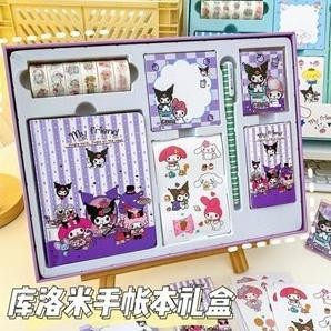 

Fsd-34 Paket Jurnal Set/Gift Box Hampers Anak/Hadiah / Notebook Journal Diary / 6 In 1 Boba Alat Buku Tulis Lengkap Scrapbook Cute Girl Sanrio Cinnamoroll My Melody Kuromi Panda Peach Kelinci Duffy Cat Sweetheart Cake Shop Import Grosir Ready Cod Gratis