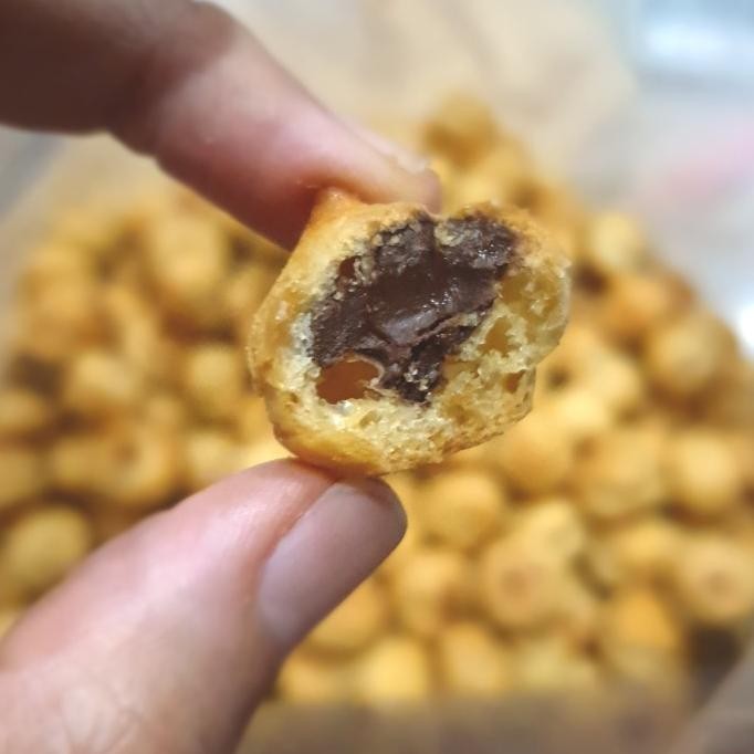 

Soes Kering isi Coklat Berlimpah