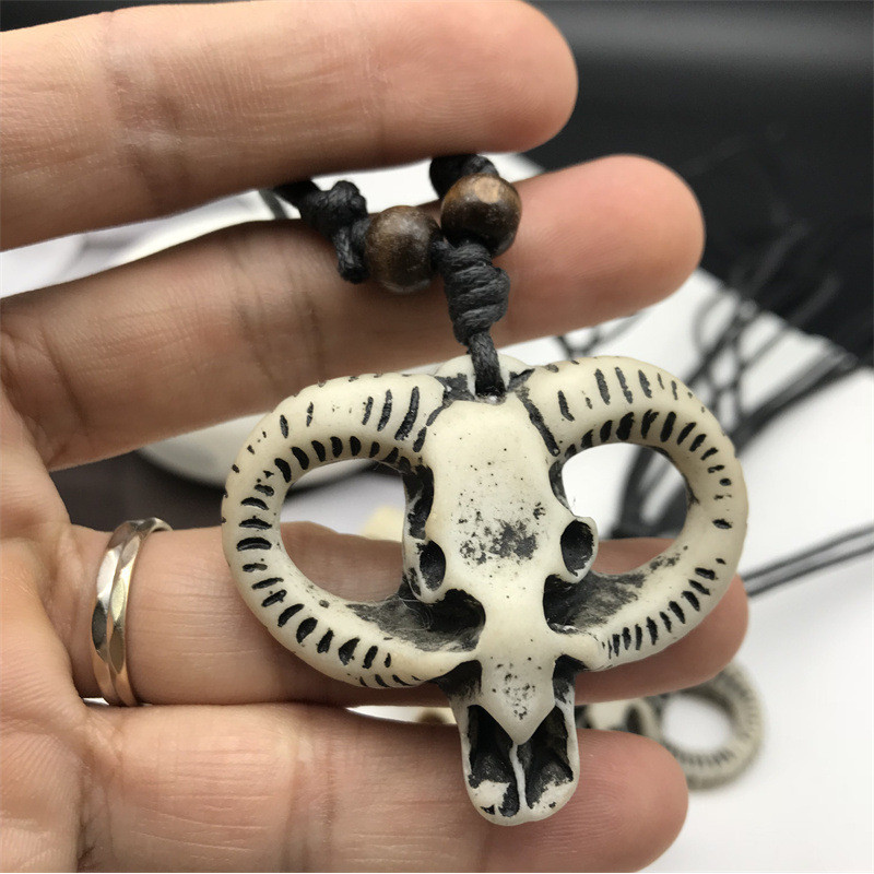 Kalung Tengkorak Ukiran Tulang Imitasi, Liontin Ukiran Tulang Imitasi