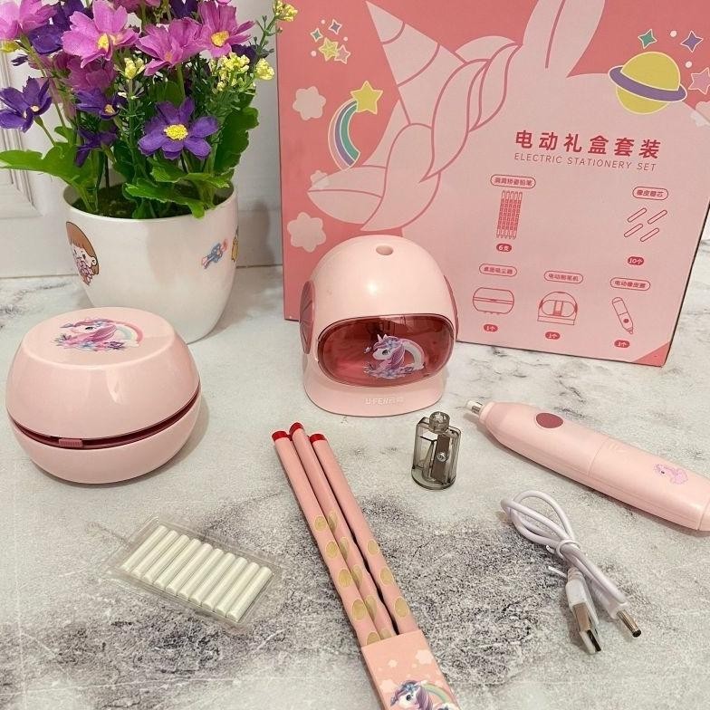 

Do86 Electric Gift Box 1 Set 6 Pcs (Rautan Electric, Penghapus Electric, Pensil, Pembersih Debu, Isi Refill ) Alat Tulis Kantor Unik Viral Kekinian Bisa Cod Promo