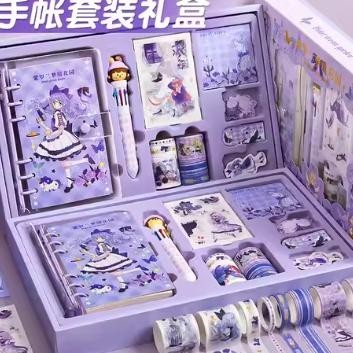 

Gf-5 Paket Jurnal Set/Gift Box Hampers Anak/Hadiah / Notebook Journal Diary / 6 In 1 Boba Alat Buku Tulis Lengkap Scrapbook Cute Girl Sanrio Cinnamoroll My Melody Kuromi Panda Peach Kelinci Duffy Cat Sweetheart Cake Shop Import Grosir Ready Cod Gratis