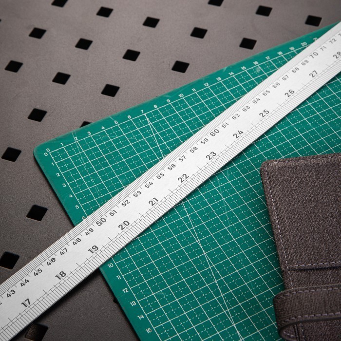 

Deli ggaris Besi 100 Cm / Steel Ruler Garisan 100 Cm EDL8100Y