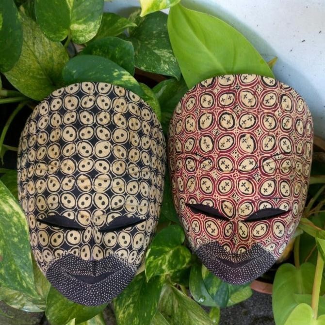 Topeng panji batik kayu bibir hitam 13 x 17 cm