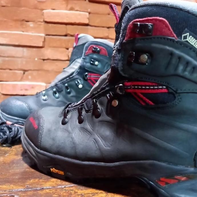 SEPATU MAMMUT