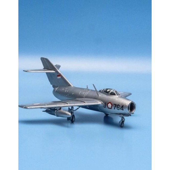 Diecast Pesawat Tempur Mig-15 Uti Auri Tni Au Scale 1/72