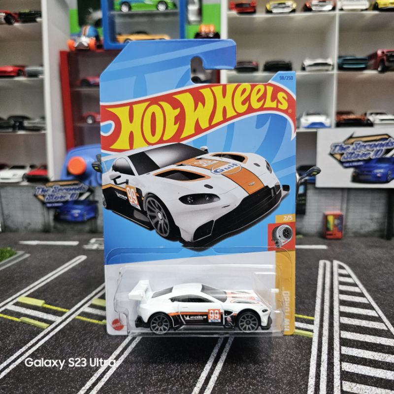 Hotwheels Aston Martin Vantage GTE Gulf Putih