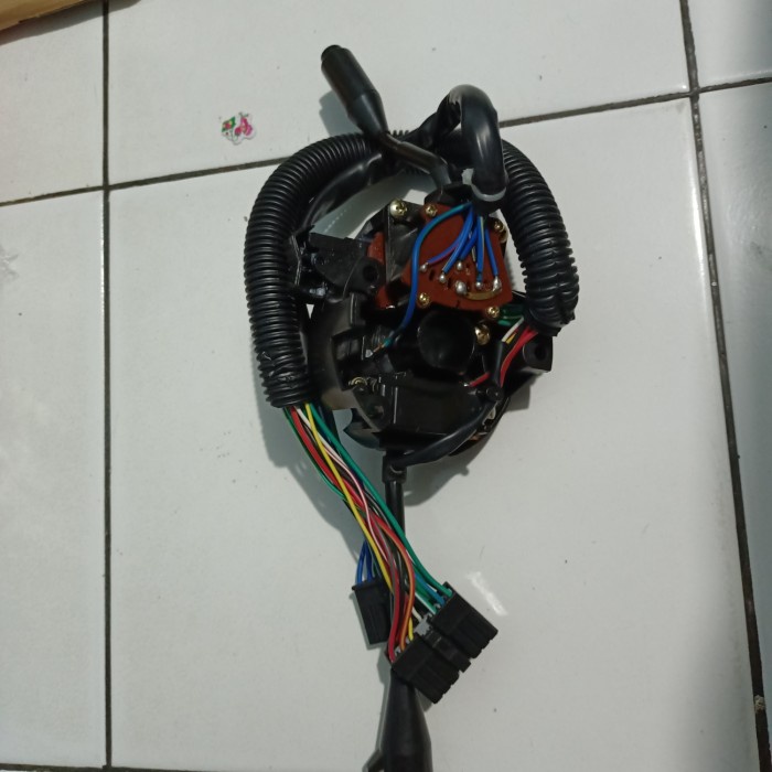 SAKLAR LAMPU SEIN SAKLAR WIPER KOMBINASI TOYOTA DYNA RINO 115PS terbaik