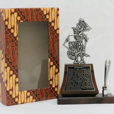 

Termurah Plakat Souvenir Tempat Pulpen Wayang /Tempat Alat Tulis/Wayang Kresna _.