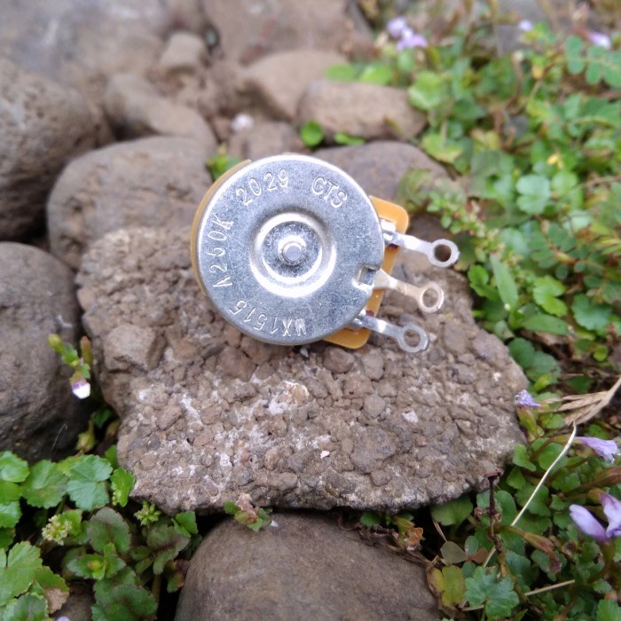 Potensio Gitar Bass CTS 250K Jumbo Split Shaft Fender Squier