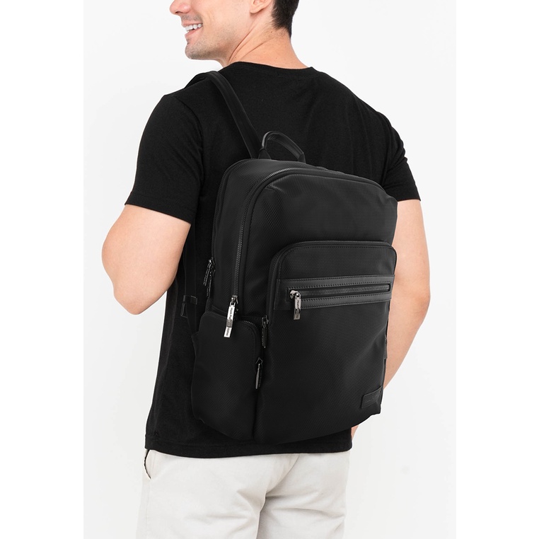 Tas Backpack Hush Puppies Original Pria Back Pack Casual dengan siluet versatile dalam nuansa monokr
