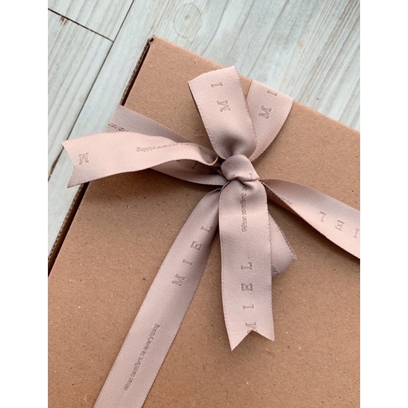 

COD (hanya untuk pembelian dengan produk maisonmiel) Box + Pita Maison Miel tambahan untuk packing kado gift 69