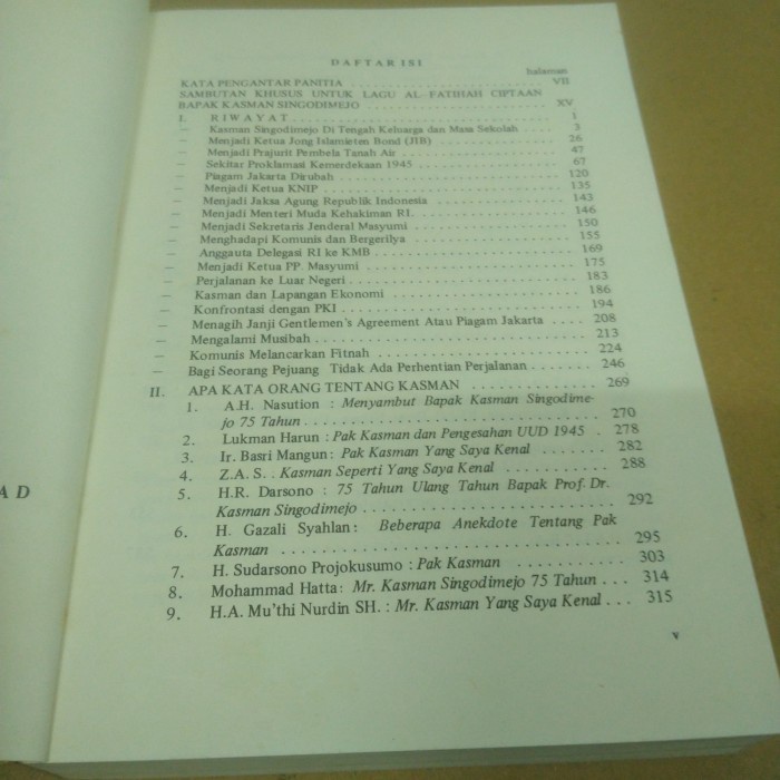 FLASH SALE BUKU HIDUP ITU BERJUANG BIOGRAFI KASMAN SINGODIMEDJO 75 TAHUN TERBARU