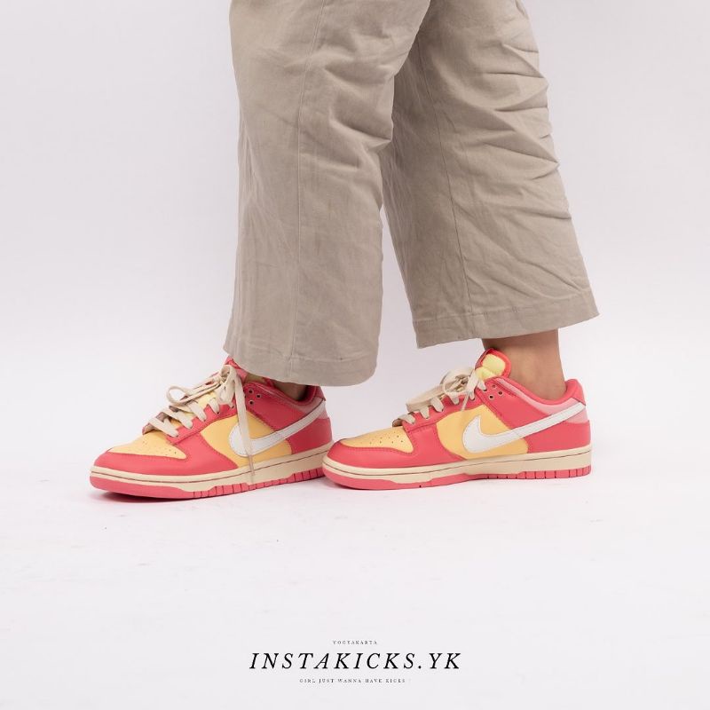 SB DUNK LOW STRAWBERRY PINK CREAM WMNSS