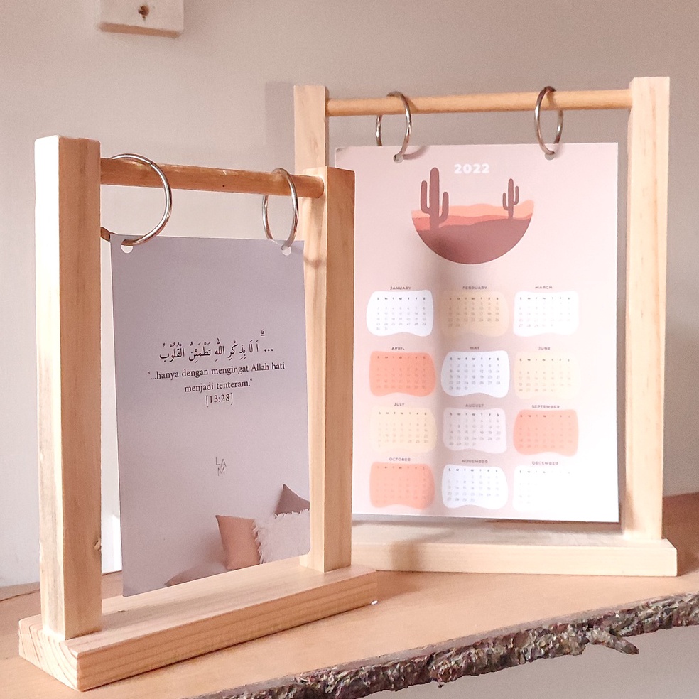 

HVXR3524 Stand Tipe A Gantungan Menu Promo Nomer Meja Kalender Kayu Resto Cafe Jadwal Sekolah