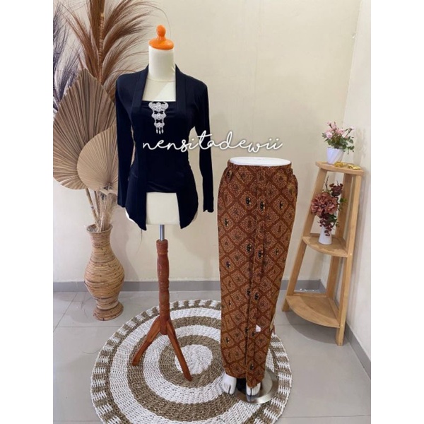 [Hitam] Kebaya Kutubaru + Jarik Instan / Motif Sidomukti