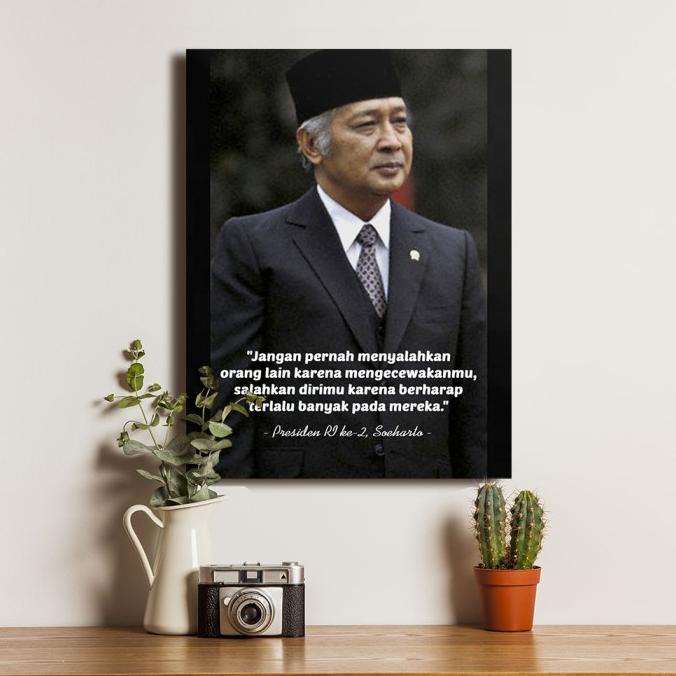 %%%%] Poster Presiden RI Kedua Soeharto Quote - Dekorasi Hiasan Dinding Kayu