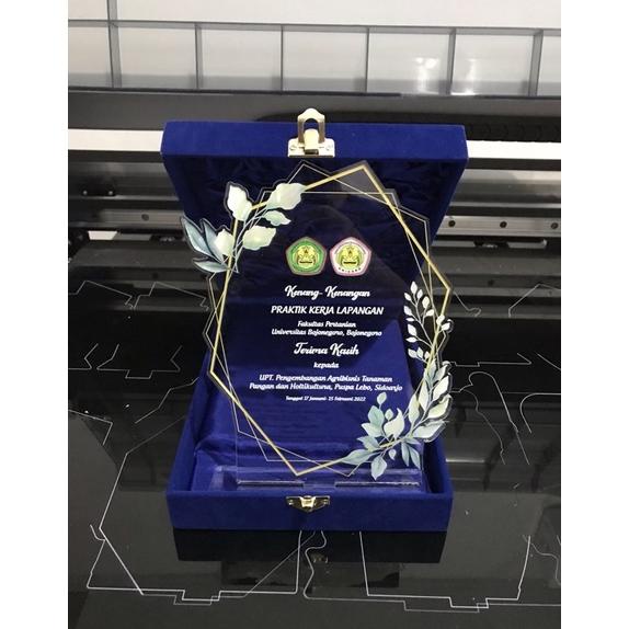 

Miliki Plakat Akrilik Custom + Box Bludru