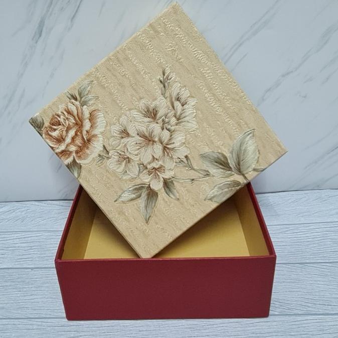 

Hampers Box Natal Imlek With Lid / Box Imlek Motif Flower 20X20X8Cm Kode 493