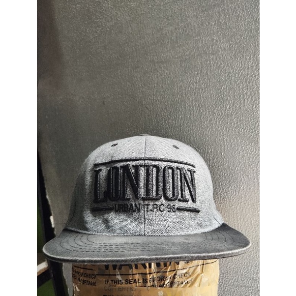 Topi London by Shoopen