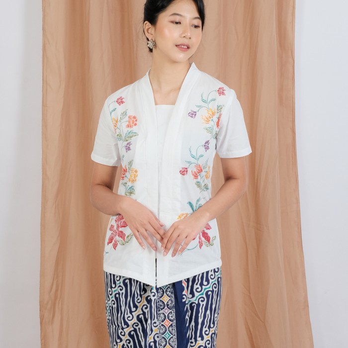 KEBAYA BATIK ENCIM MALIA LENGAN PENDEK MERADELIMA KATUN PUTIH