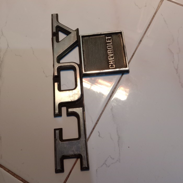 {BEKAS} Emblem chevrolet LUV original samping Limited