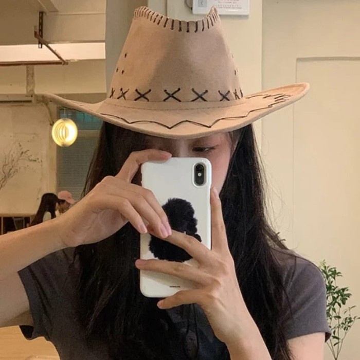 TOPI KOBOI, PRIA WANITA