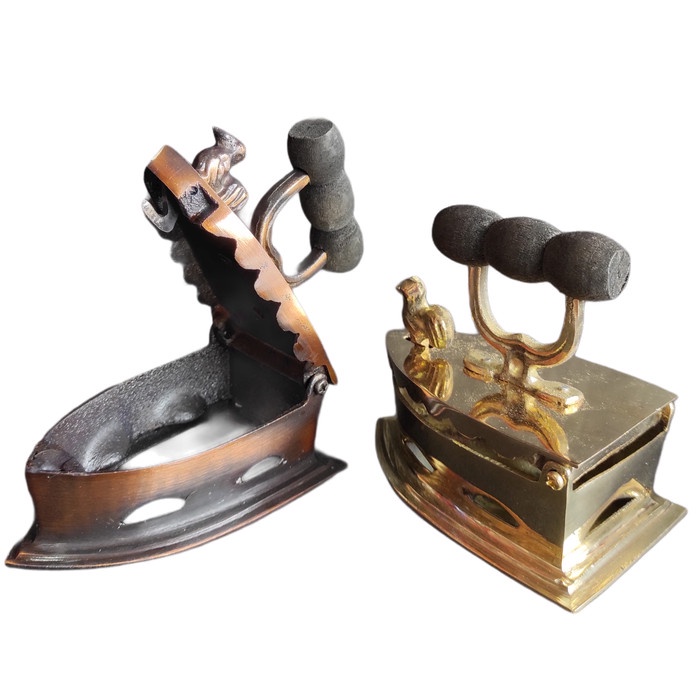 Miniatur pajangan dan asbak setrika uap kuno kuningan