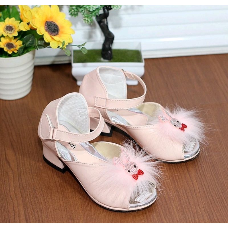 Sepatu Sandal Anak Perempuan Hak Tahu Motif Bulu Boneka