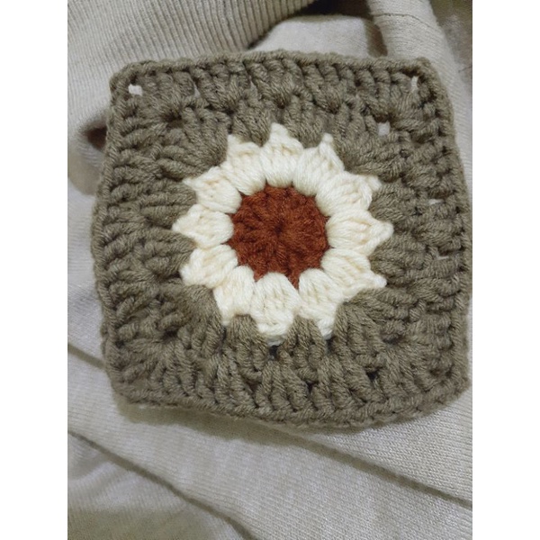 [PRE-ORDER] DAISY GRANNY SQUARE 100% HANDMADE