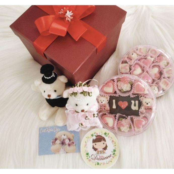 

hadiah valentine coklat bentuk hati boneka couple dikemas kotak merah