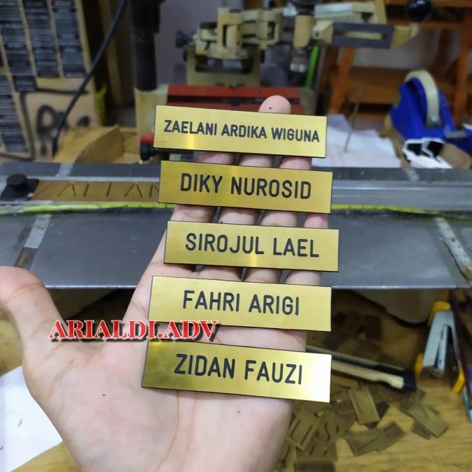 

papan nama dada/name tag grafir kuning emas -MAGNET