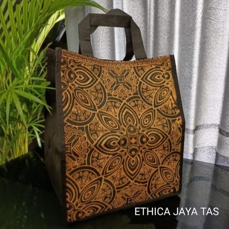 

Kekinian (1 Lusin=12 Pcs) Tas Hajatan Spunbond Dus Berkat 22 ..