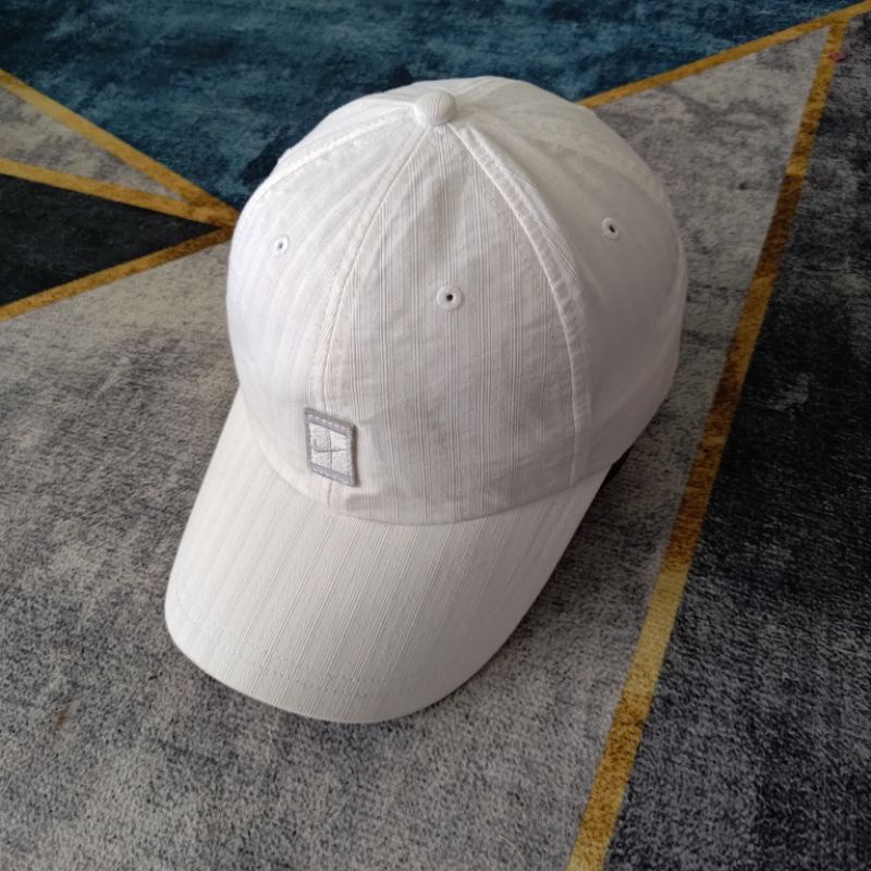 Topi Nike Court