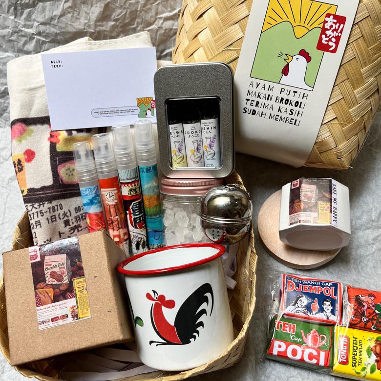 

LARIS HAMPERS TEH GELAS ENAMEL AYAM LINEN SPRAY BIRTHDAY ULANG TAHUN GRADUATION bymakaira | Kado Cowok Kado Cewek Kado Pacar Kado Sahabat Kado Wisuda Hadiah Unik Birthday Gift Box Lucu MURAH