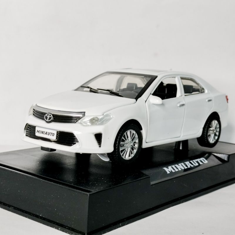 Miniauto 1/32 Diecast Toyota Camry - putih