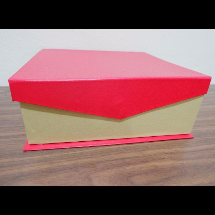 

NEW PRODUK HAMPERS BOX NATAL IMLEK MD PERSEGI 22X22X8 RED GOLD !!!!!