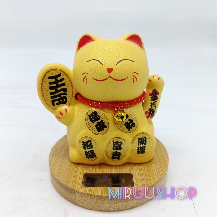 Patung hiasan maneki neko kucing hoki warna emas tatakan kayu premium