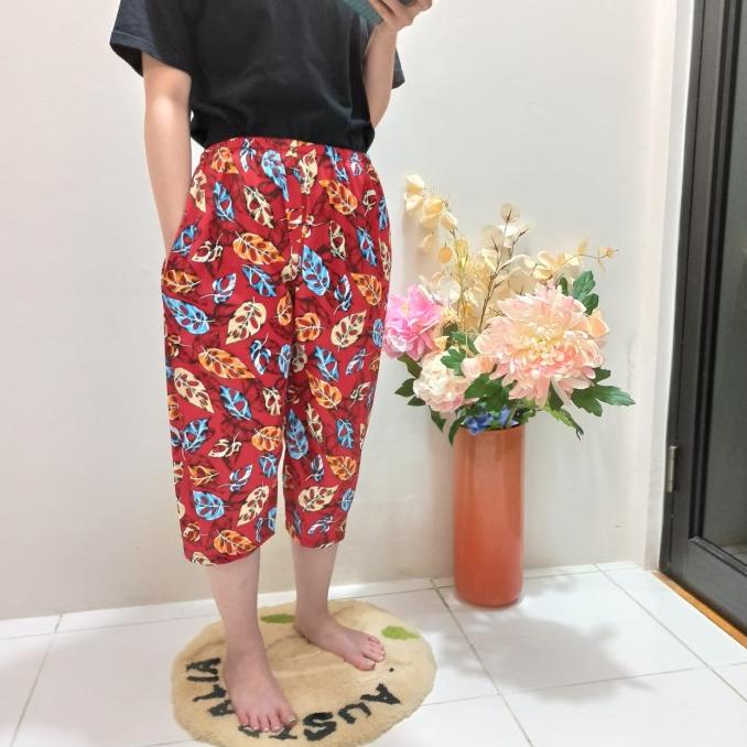 Celana Pendek Selutut Motif Daun Janda Bolong Wanita