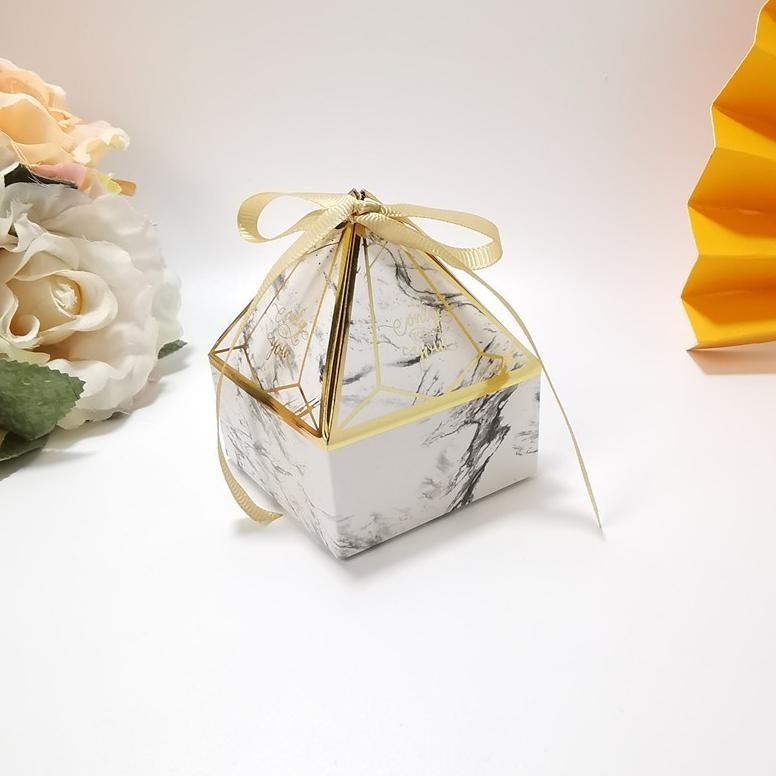 

TRY KOTAK SOUVENIR PERMEN DIAMOND GIFT KOTAK EMAS PIRAMID BOX KOTAK PERHIASAN BOX WEDDING HAMPERS KADO MEWAH TERLARIS