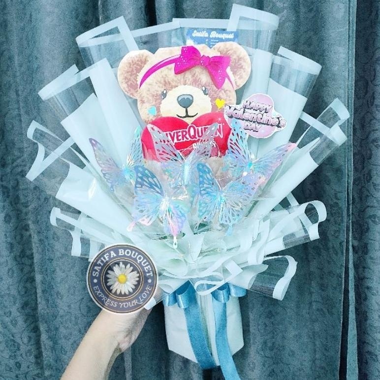 

Bouquet Coklat Bear Silverqueen Valentine Gift Boneka Beruang | Bucket Hadiah Valentine Bunga | Buket Hadiah Ulang Tahun Graduation | Hadiah Valentine Kado Pacar Bucin Trend Coklat Love Silverqueen Butterfly Bouquet Kupu-Kupu Kado Anniversary Pacar Lagi