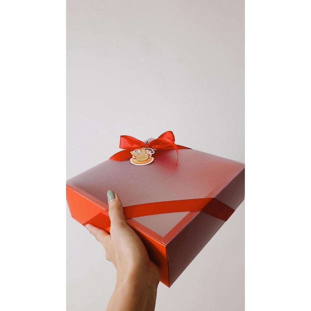 

Promo Akhir Tahun Box Hampers Imlek Cny 22X22X8 Cm Merah Mika Buram Free Pita Diskom