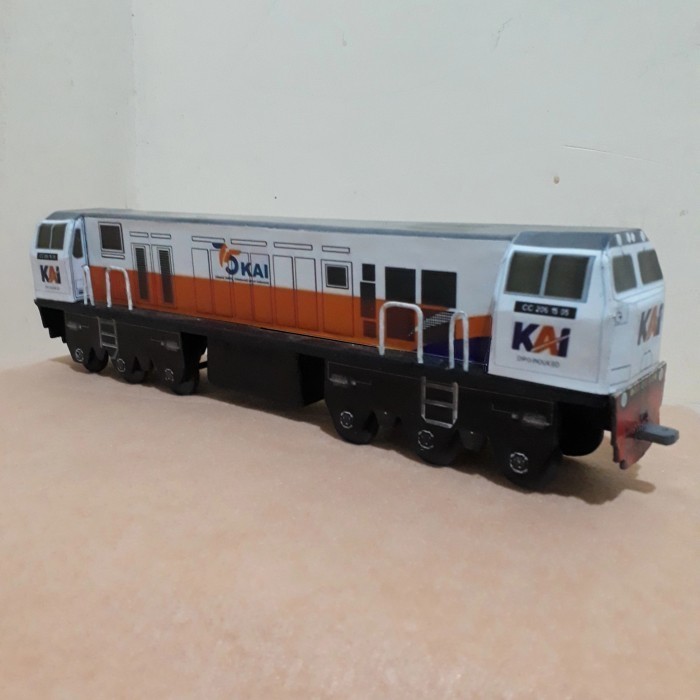 Miniatur kereta api kayu - lokomotif seri cc206