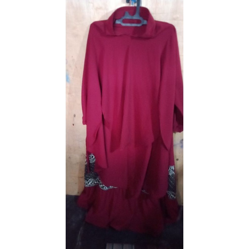 Gamis syar'i merah  plus Hijab.