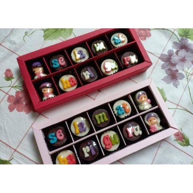 

PROMO MURAH Hampers Coklat ucapan kotak sekat 12 (HCO-12)