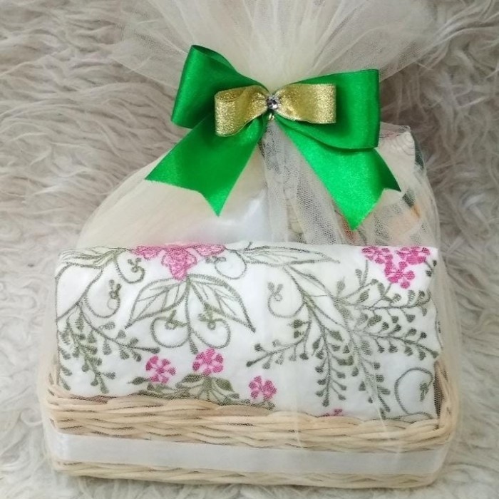 

Ready Hampers kado wanita mukena free tasbih keranjang