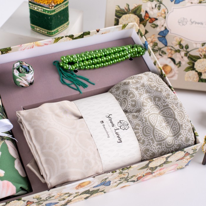 

Ready Hampers Lebaran Premium Mukena dan Sajadah White Peony Seruni Living